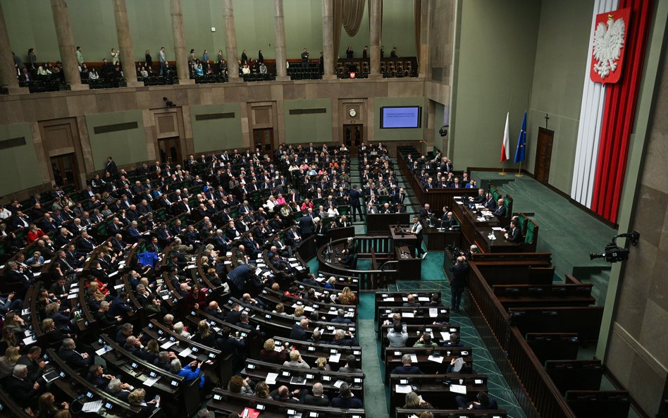 Posłowie na sali obrad Sejmu