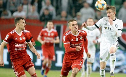 Sebastian Szymański (główkuje) w tym sezonie już w ekstraklasie nie zagra. Został przez Legię sprzed
