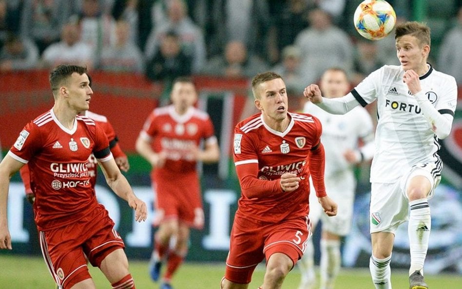 Sebastian Szymański (główkuje) w tym sezonie już w ekstraklasie nie zagra. Został przez Legię sprzed