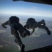 Polscy żołnierze podczas ćwiczeń HALO, czyli skoków spadochronowych z wysokiego pułapu przy otwarciu