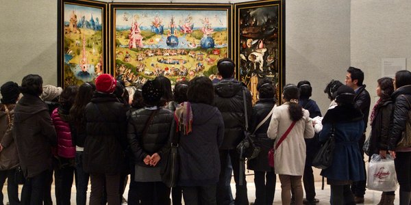 Dom mody ubiera pracowników słynnego muzeum w Europie. „Skromny gest szacunku”