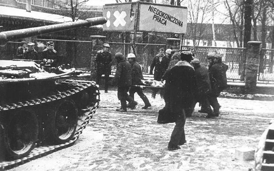 Górnicy z Wujka przenoszą rannego kolegę do karetki.