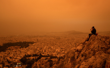 Drobiny pyłu – niesione przez wiatr znad Sahary – sprawiły, że niebo w Grecji zmieniło kolor na poma