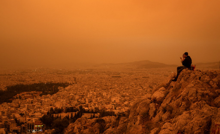 Drobiny pyłu – niesione przez wiatr znad Sahary – sprawiły, że niebo w Grecji zmieniło kolor na poma