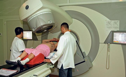 Ośrodek dysponuje najnowszą aparaturą służącą do diagnozowania i leczenia. Na zdjęciu przygotowanie 