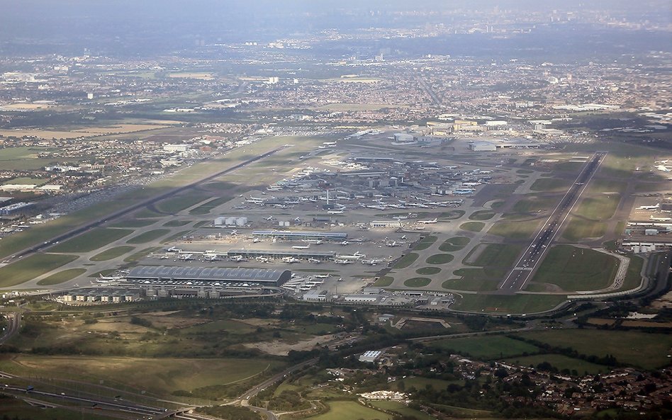 Twardy brexit możliwy, więc Heathrow gromadzi gumowe rękawiczki