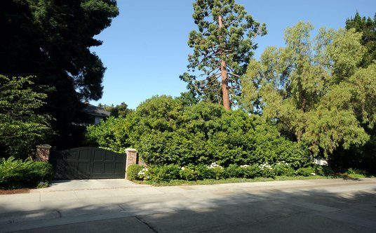 Jedna z bram prowadzących na teren kompleksu Marka Zuckerberga w Palo Alto.