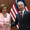 Nancy Pelosi, przewodnicząca amerykańskiej Izby Reprezentantów, spotkała się z Azharem bin Azizanem 