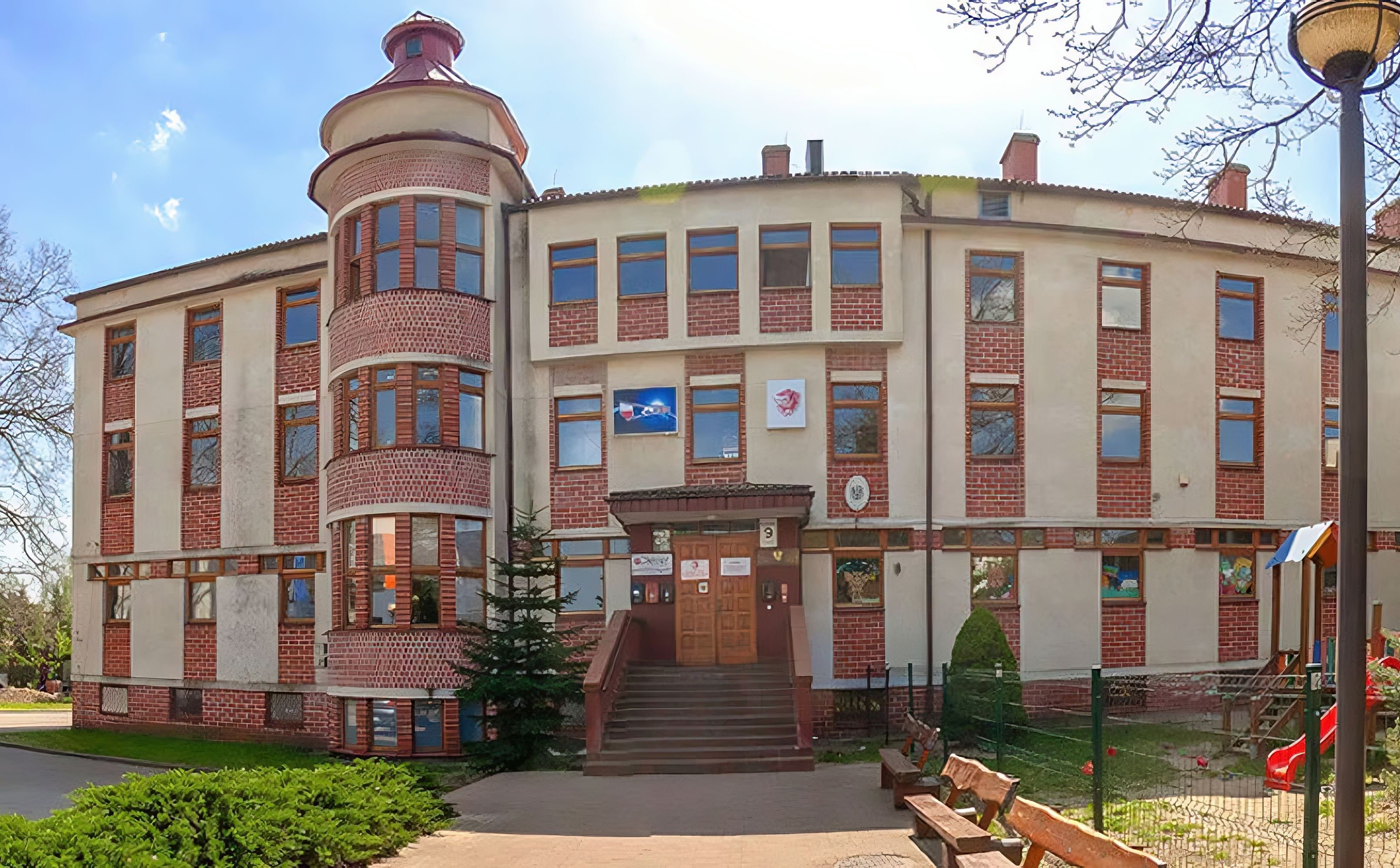 Łódź diploma mill  under the 'professors' from Ukraine. A diploma with Putin in the background.