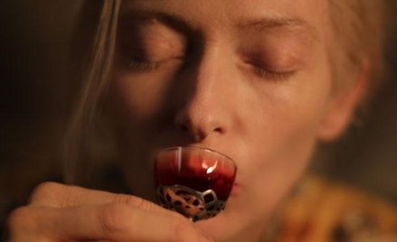 Tilda Swinton w filmie "Tylko kochankowie przeżyją"
