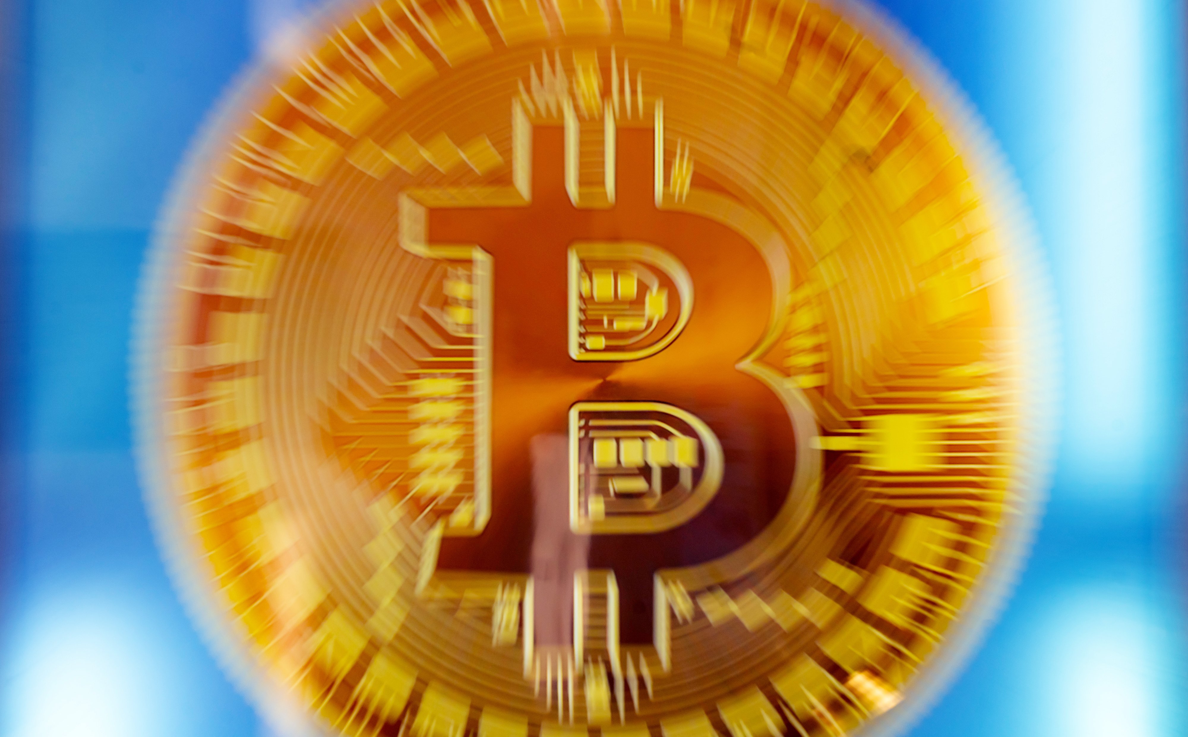 Rosną kryptowaluty, bitcoin znów przebił poziom 100 tys. dolarów