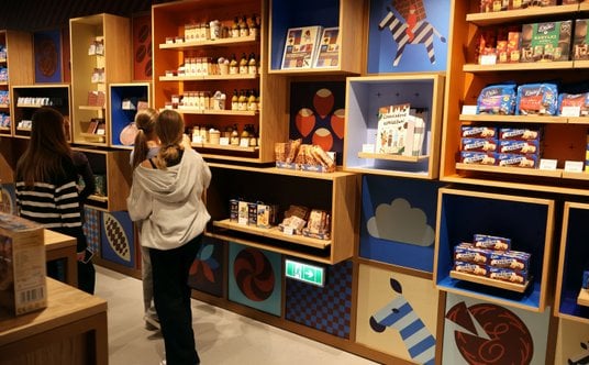 Zwiedzanie zaczyna się i kończy w muzealnym sklepie