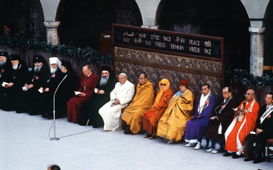Asyż, 1986 r. Na zaproszenie Jana Pawła II przywódcy religijni przyjechali modlić się o pokój