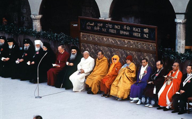 Asyż, 1986 r. Na zaproszenie Jana Pawła II przywódcy religijni przyjechali modlić się o pokój