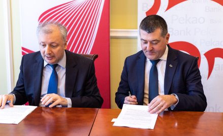 Sekretarz stanu w Ministerstwie Finansów Sebastian Skuza i prezes Banku Pekao Leszek Skiba