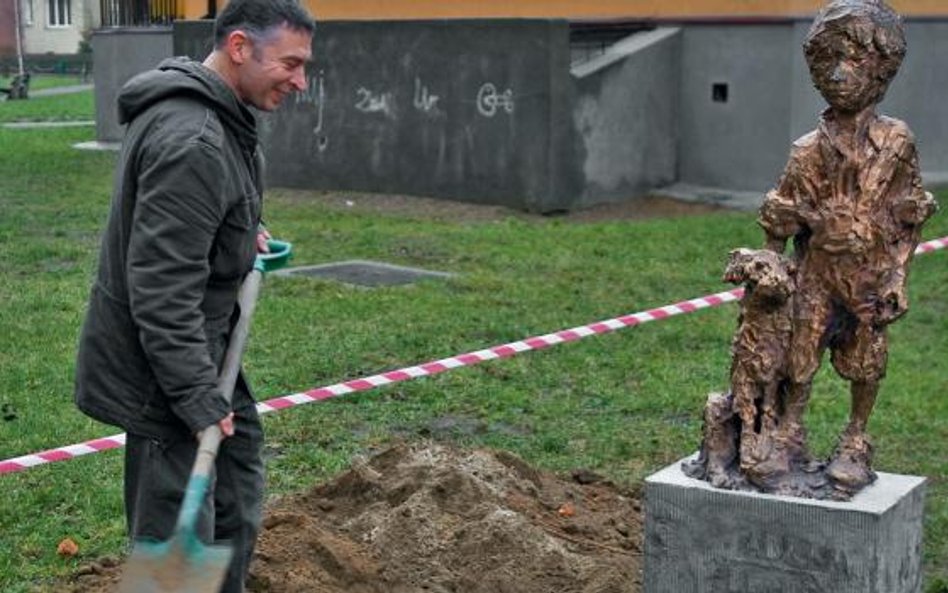 Park rzeźby będzie kolejną akcją Pawła Althamera na Bródnie. W grudniu 2008 roku na trawniku przed s