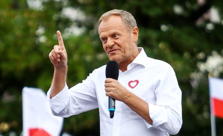 Koalicja Obywatelska (na zdjęciu przewodniczący PO Donald Tusk) jako jedyna zyskała w stosunku do ba