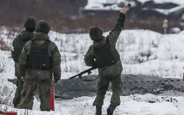 Rosyjscy żołnierze na poligonie