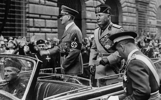 Adolf Hitler przybył do Rzymu z oficjalną wizytą na zaproszenie Benito Mussoliniego (zdjęcie z urocz
