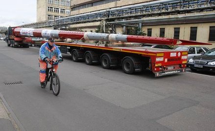 Zarządy dróg dają zgody na przejazd pojazdu ponadnormatywnego, jeżeli firma wpierw wyremontuje nawie