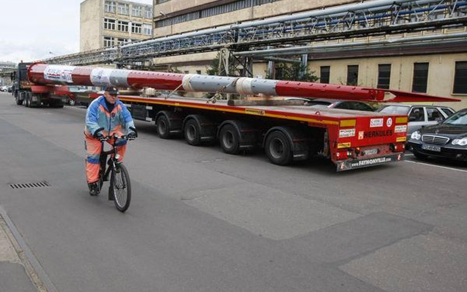 Zarządy dróg dają zgody na przejazd pojazdu ponadnormatywnego, jeżeli firma wpierw wyremontuje nawie