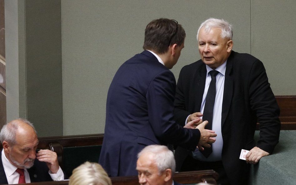 Sondaż: Rośnie poparcie dla PiS, spada dla KO