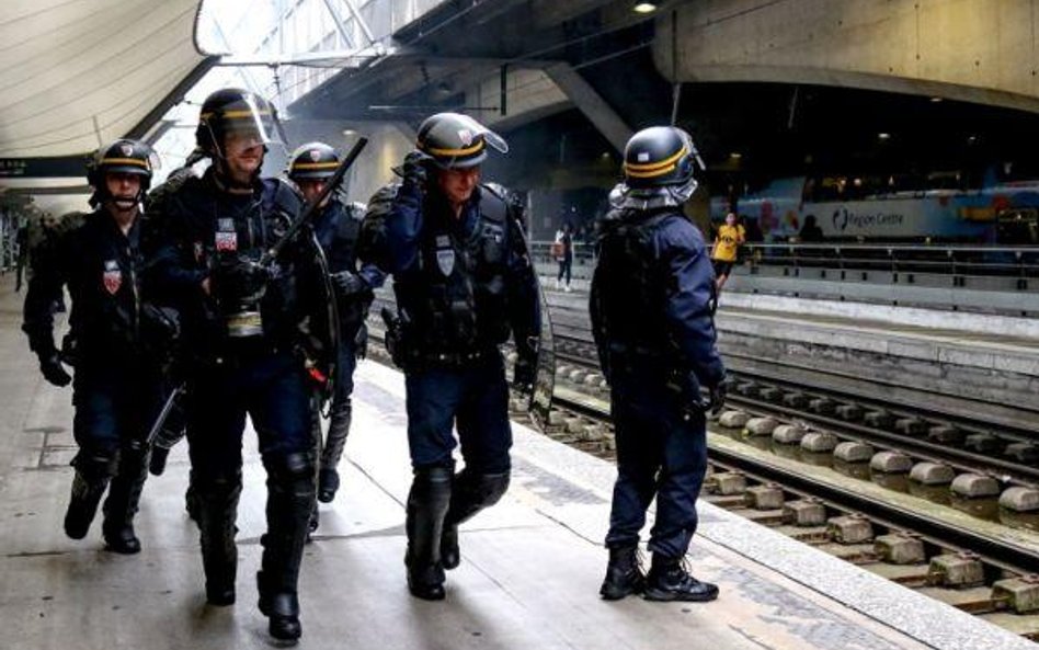 Francja wzmacnia ochronę turystów