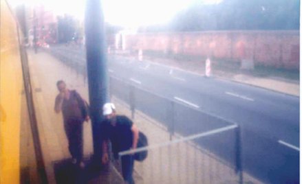 Policja szuka dwóch mężczyzn w związku z pobiciem prof. Jerzego Kochanowskiego