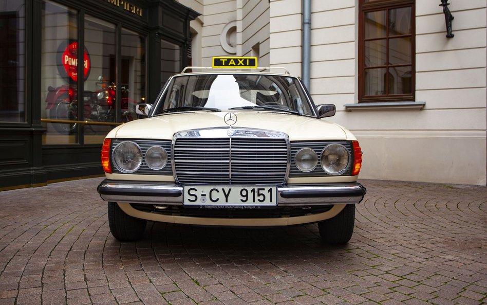 Klasyki motoryzacji na Placu Bankowym: Mercedes-Benz W123