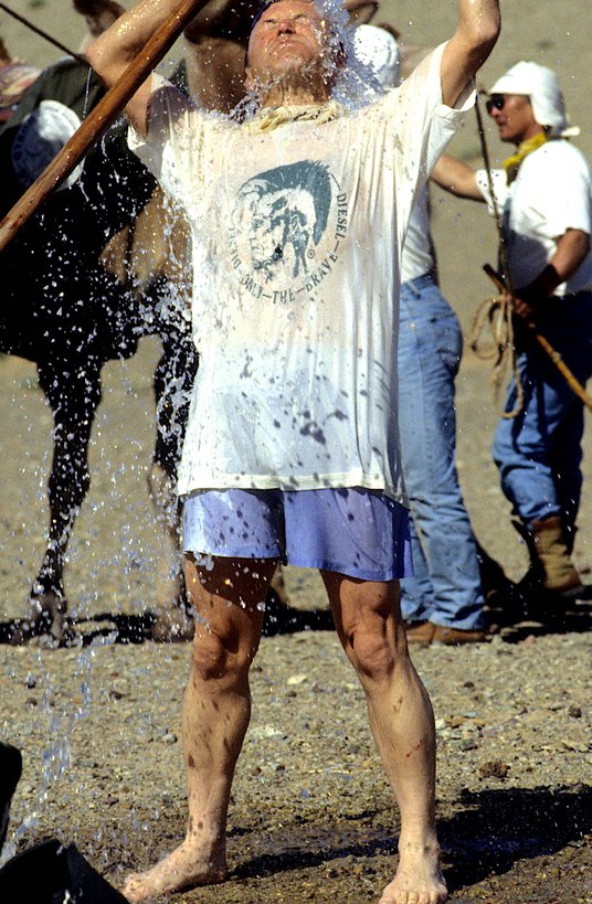 Przemierzając pustynię Gobi, warto mieć przy sobie zapasy pitnej wody. Ale są tam też wiekowe studni