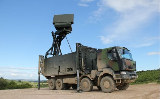 Stacja radiolokacyjna Thales GM200 francuskich Armée de l'air et de l'espace w położeniu roboczym.