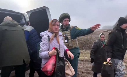 Rosyjscy żołnierze ewakuują mieszkańców obwodu kurskiego w czasie ukraińskiej kontrofensywy