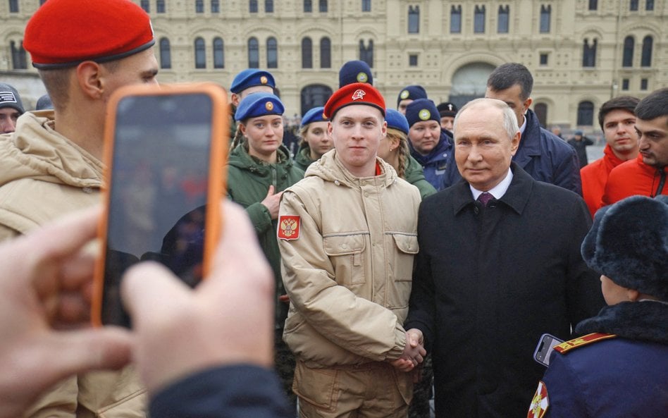 Dzięki mediom społecznościowych militarystyczne idee Junarmii szybko rozprzestrzeniają się wśród ros