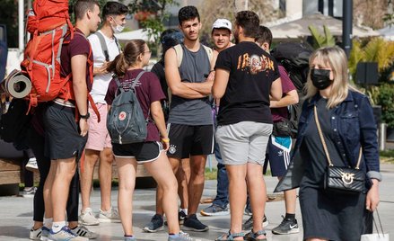 Izrael zdejmuje maski i otwiera szkoły