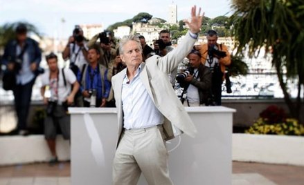 Michael Douglas pozdrawia wszystkich gestem zwycięskiego Gordona Gekko