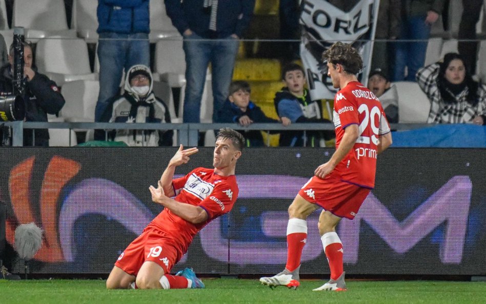 Krzysztof Piątek cieszy się z gola