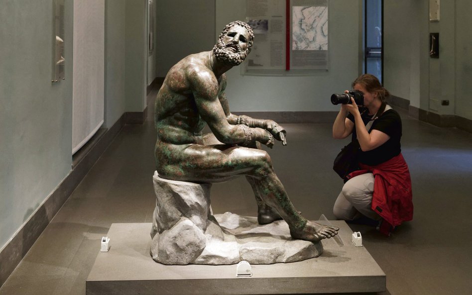 Paweł zdaje się niejeden raz mieć na swych dłoniach skórzane rzemienie boksera. „Boksuję nie tak, ja