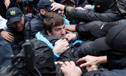 Podczas protestów pod parlamentem policja wyłapywała najbardziej aktywnych demonstrantów