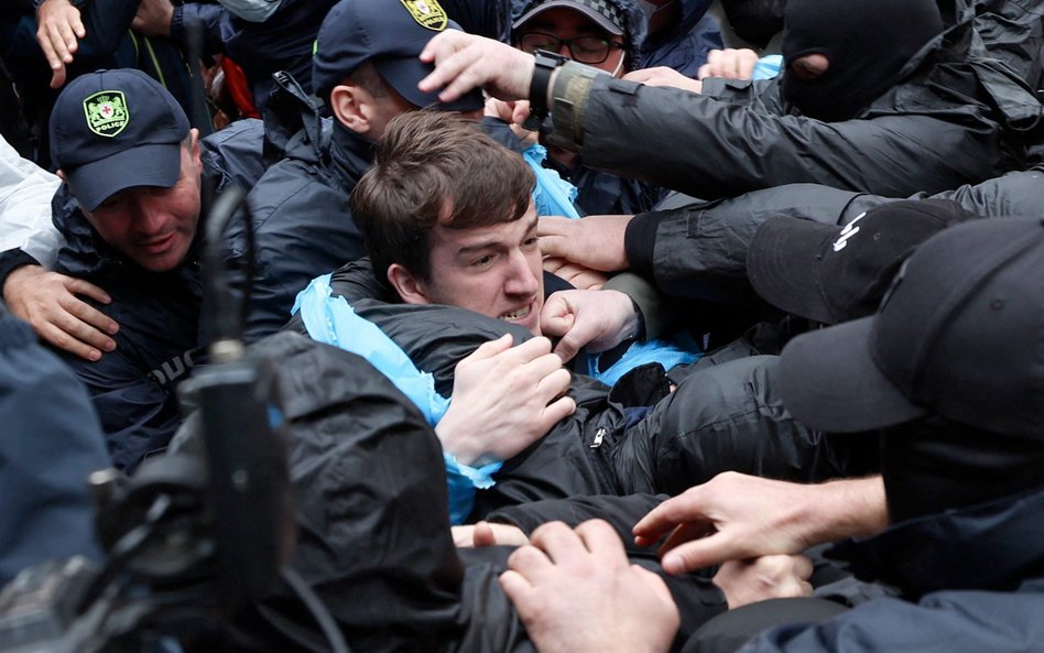 Podczas protestów pod parlamentem policja wyłapywała najbardziej aktywnych demonstrantów