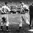 Joe DiMaggio (z prawej) – legenda New York Yankees i mąż Marilyn Monroe. Urodził się 100 lat temu