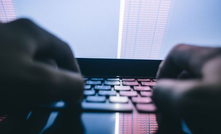 Cyberataki nie tylko na Michała Dworczyka