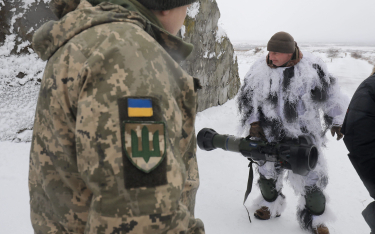 Jednym z pierwszych krajów, które zaczęły wysyłać na Ukrainę broń (na zdjęciu: żołnierz z wyrzutnią 