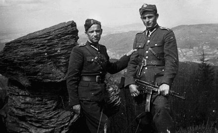 Ksiądz Władysław Gurgacz (z lewej) i Stanisław Szajna w 1949 r.