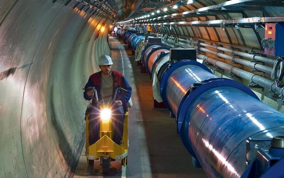 W tunelu niedaleko Genewy wewnątrz rury w przeciwnych kierunkach będą się poruszały cząstki i w czte