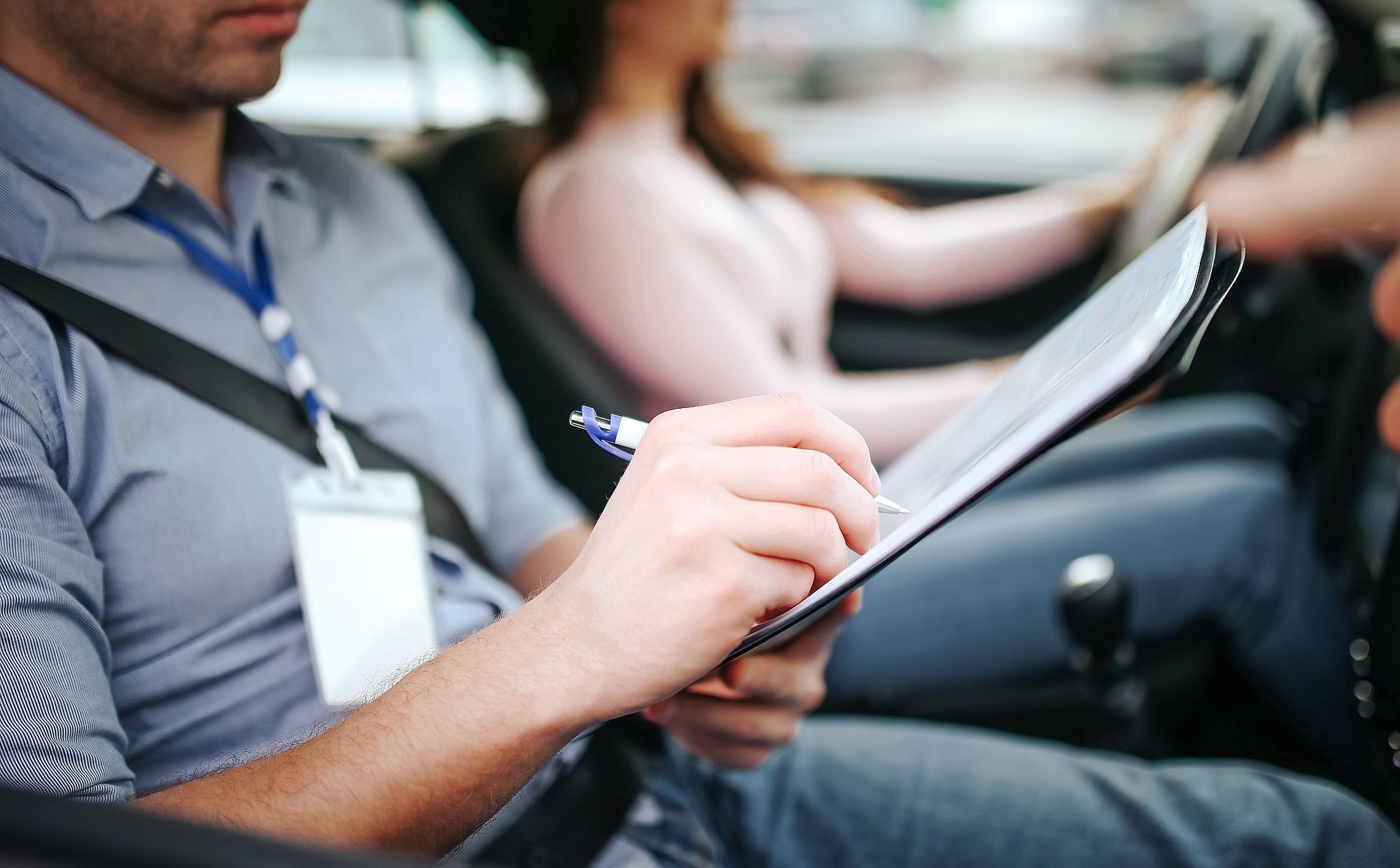 Egzaminator przymknął oko na kolizję, zdający dostał prawo jazdy. Co na to sąd?