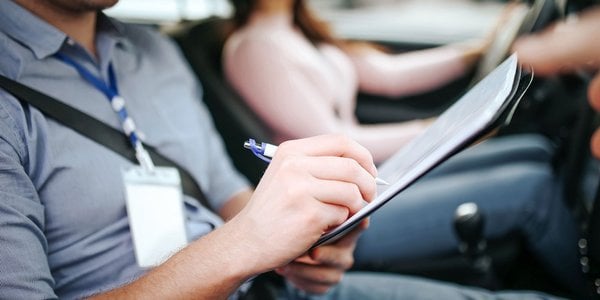 Egzaminator przymknął oko na kolizję, zdający dostał prawo jazdy. Co na to sąd?