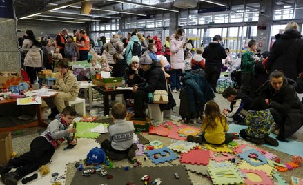 Uchodźcy z Ukrainy po opuszczeniu pociągu z Kijowa na dworcu Warszawa Wschodnia