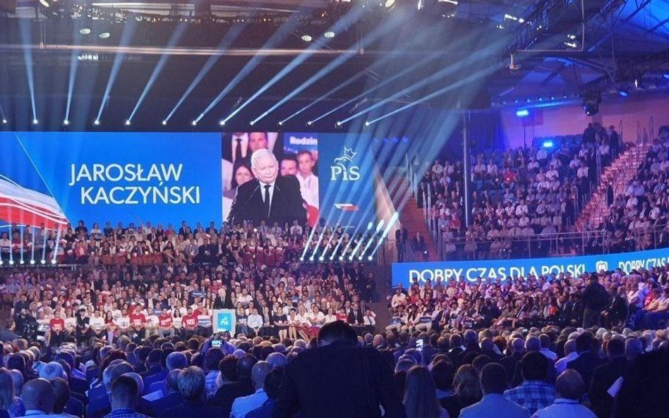 Szwajcarska prasa: PiS odpalił fajerwerki, a prowincja wymiera