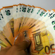 Polityka coraz mocniej waży na euro