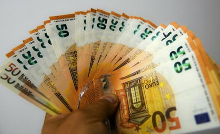 Polityka coraz mocniej waży na euro